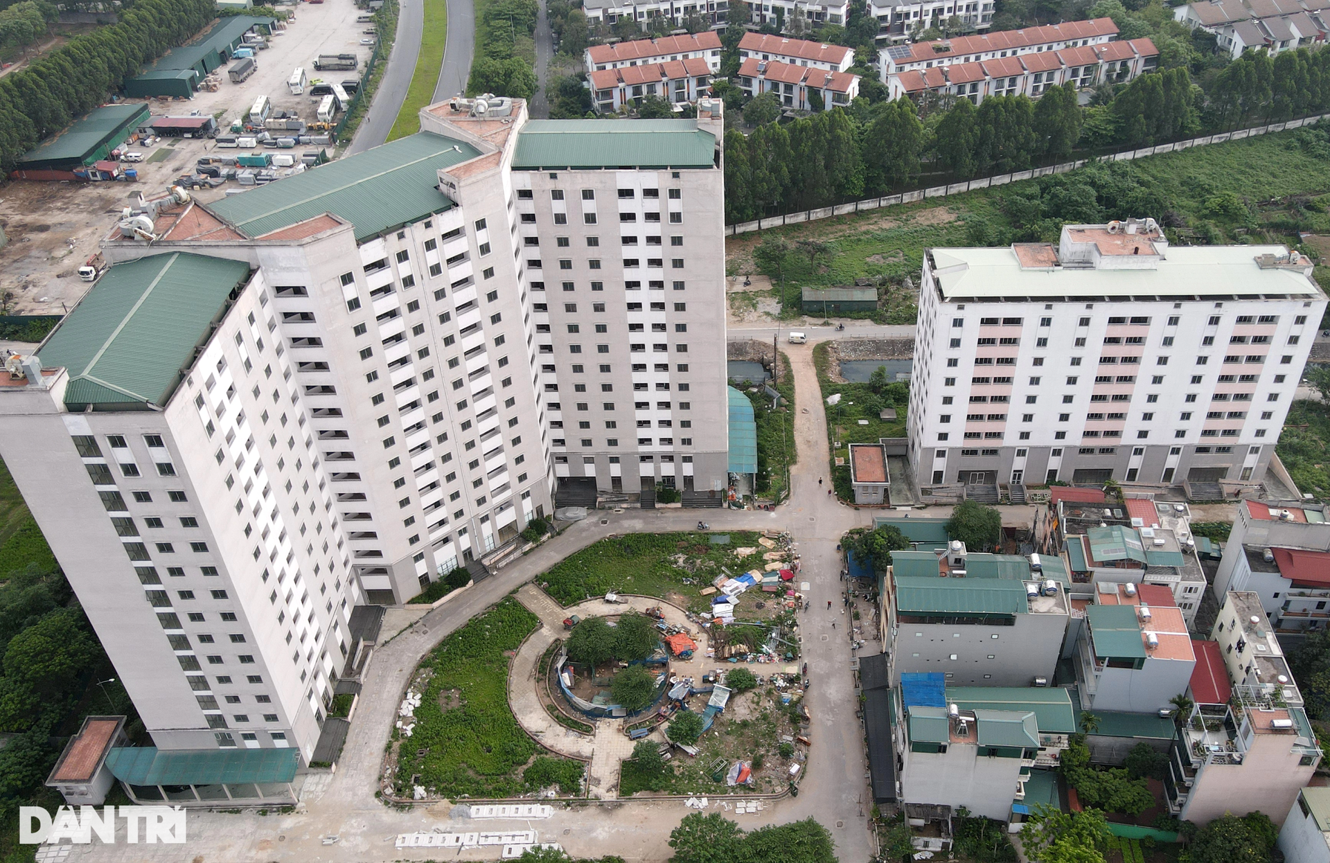 Cận cảnh khu tái định cư trăm tỷ đồng để... cỏ mọc, nuôi gà - 3 Cận cảnh khu tái định cư trăm tỷ đồng để... cỏ mọc, nuôi gà - 3
