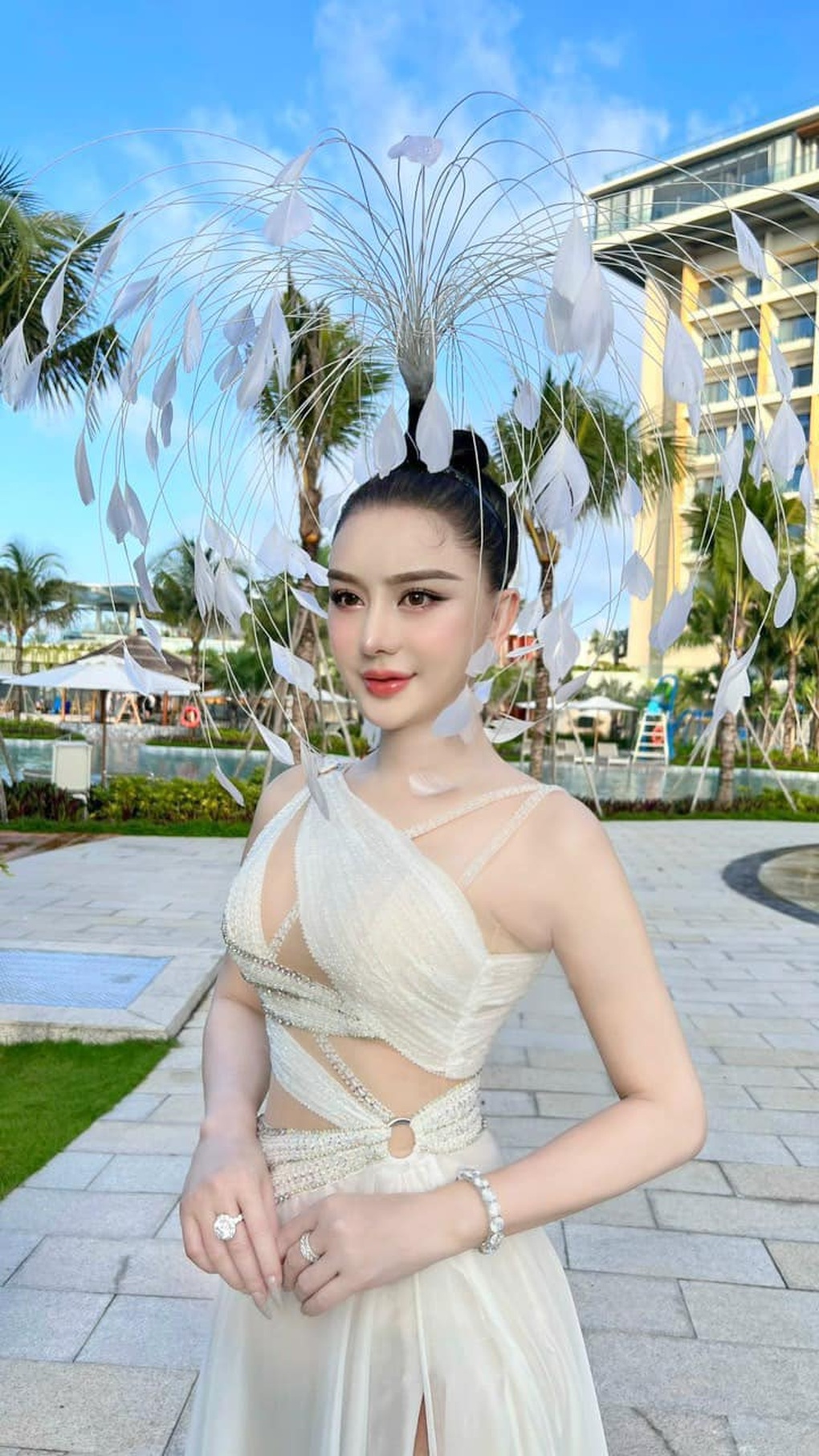 Lâm Khánh Chi: Liên tục trùng tu nhan sắc, vẻ ngoài khác lạ gây chú ý - 12 Lâm Khánh Chi: Liên tục trùng tu nhan sắc, vẻ ngoài khác lạ gây chú ý - 12