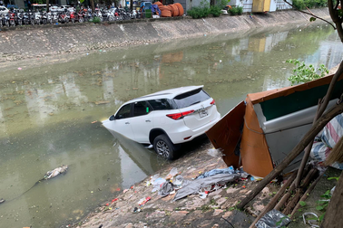 Tài xế nhầm chân ga, xe Fortuner lao xuống sông Kim Ngưu ở Hà Nội