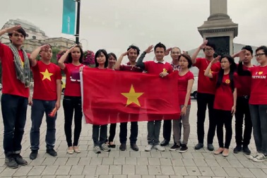 Du học sinh Việt hát Quốc ca giữa trung tâm London