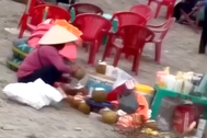 Xác minh người phụ nữ thu gom nước dừa thừa bán lại cho khách ở bãi biển