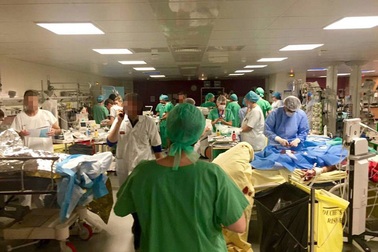 Cảnh tượng thời chiến bên trong bệnh viện điều trị nạn nhân khủng bố Paris