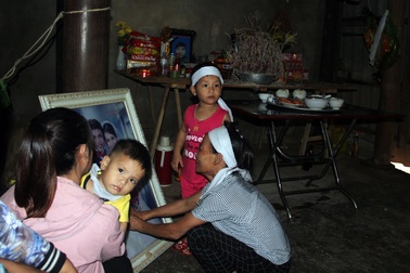 Đau đớn cảnh 2 con thơ cùng lúc mất cả bố lẫn mẹ trong vụ tai nạn thương tâm