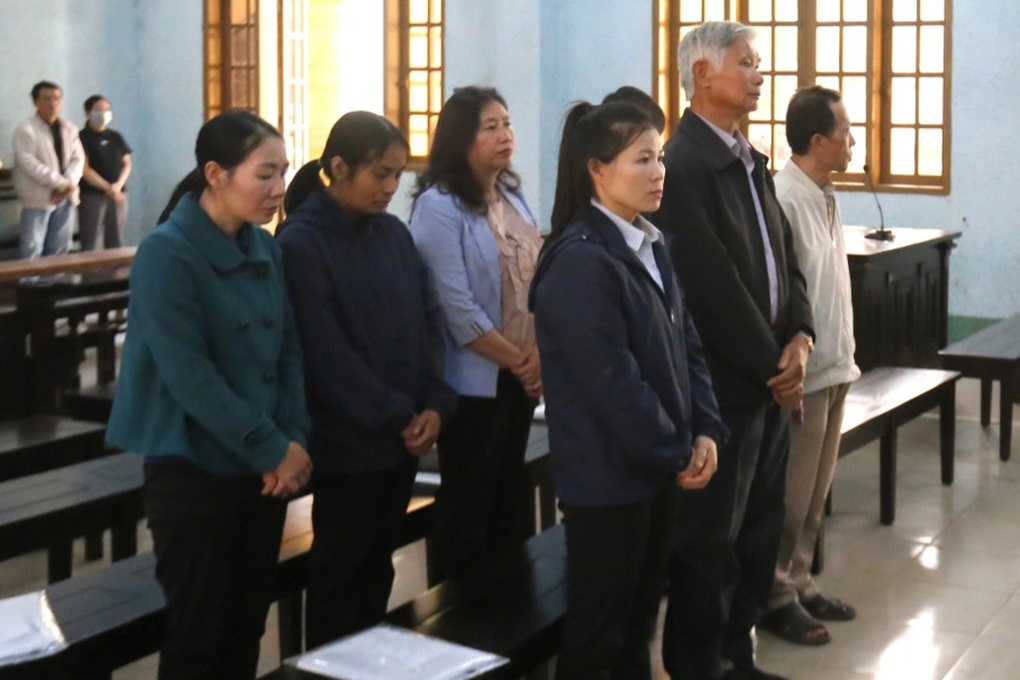 Hoãn phiên tòa xử cựu phó chủ tịch huyện cùng 6 thuộc cấp - 1 Hoãn phiên tòa xử cựu phó chủ tịch huyện cùng 6 thuộc cấp - 1