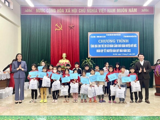 Giám đốc Sở LĐTB&XH Hà Nội Bạch Liên Hương và lãnh đạo xã Phúc Lâm tặng quà cho trẻ em nhân dịp Tết Nguyên đán Quý Mão 2023.