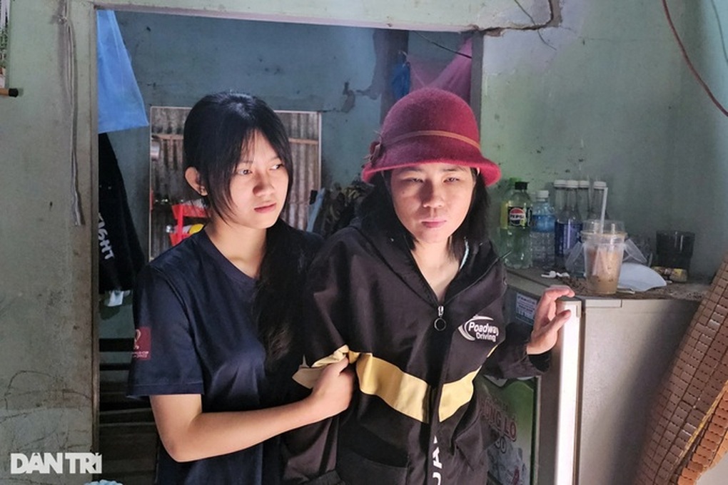 Cận Tết, nữ sinh gác ước mơ đèn sách để chăm mẹ ung thư và 2 em thơ - 2 Cận Tết, nữ sinh gác ước mơ đèn sách để chăm mẹ ung thư và 2 em thơ - 2