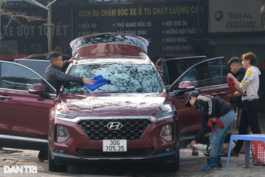 Dịch vụ rửa xe nhộn nhịp, kiếm bộn ngày 30 Tết
