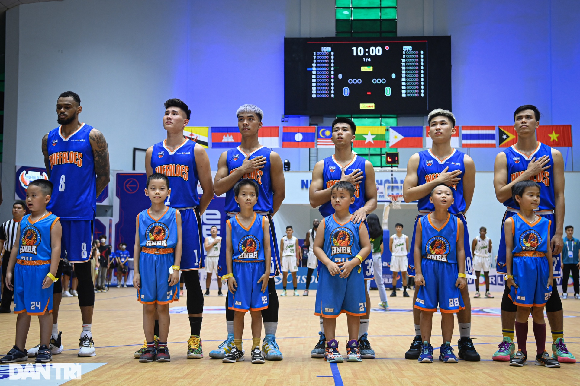 Mãn nhãn với những pha úp rổ đẳng cấp NBA của ngoại binh Hanoi Buffaloes - 1 Mãn nhãn với những pha úp rổ đẳng cấp NBA của ngoại binh Hanoi Buffaloes - 1