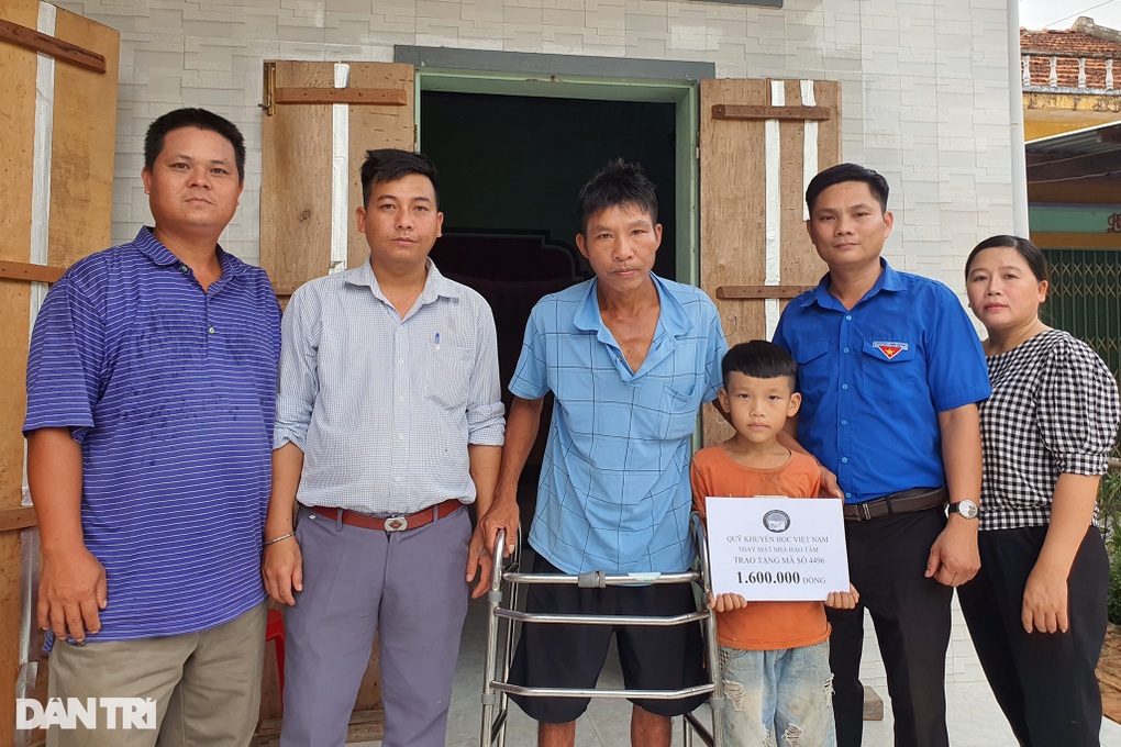 Hơn 97 triệu đồng đến với người cha liệt 2 chân cúi đầu ăn xin nuôi con thơ - 3 Hơn 97 triệu đồng đến với người cha liệt 2 chân cúi đầu ăn xin nuôi con thơ - 3