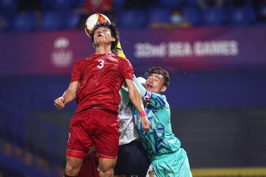 U22 Việt Nam - U22 Singapore: Cẩn thận với các pha bóng bổng
