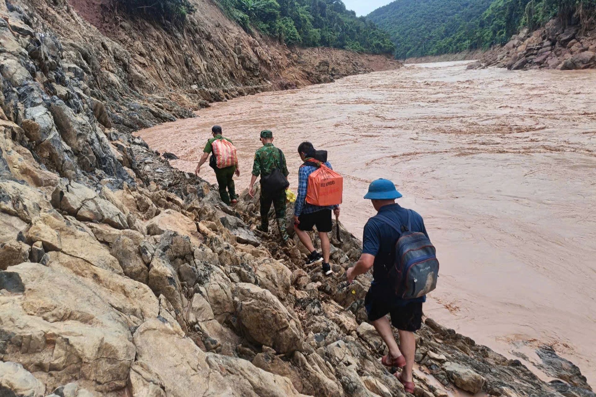 Quân đội và công an sát cánh cùng nhân dân trong cơn lũ lịch sử - 8 Quân đội và công an sát cánh cùng nhân dân trong cơn lũ lịch sử - 8