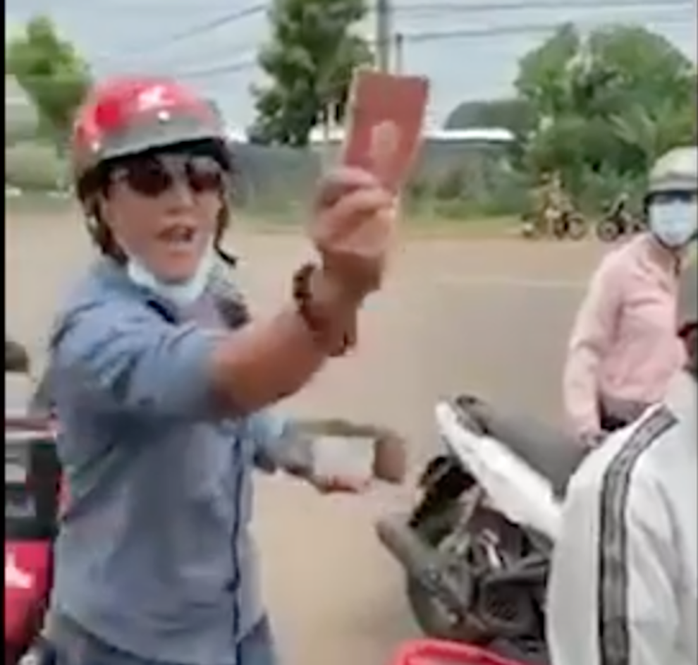 Khống chế đối tượng đạp cán bộ trực chốt kiểm soát Covid-19 ở Đồng Nai - 1 Khống chế đối tượng đạp cán bộ trực chốt kiểm soát Covid-19 ở Đồng Nai - 1