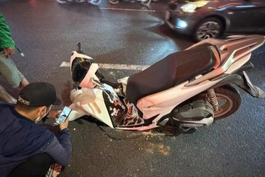 Nhân chứng vụ xe tụt xuống "hố tử thần" ở Hà Nội: "Phía dưới rỗng như hang"