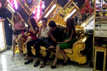 Hàng chục nam nữ dương tính ma túy trong quán karaoke, khách sạn