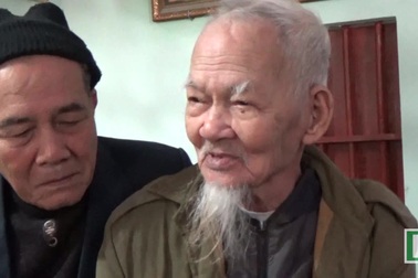 Cụ giáo trăm tuổi và tấm áo được Bác Hồ tặng