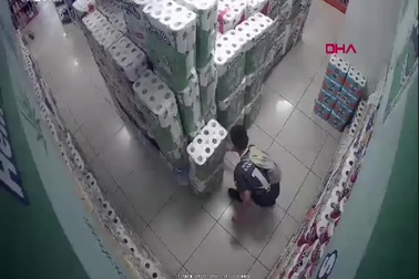 Bé trai 10 tuổi châm lửa đốt gian hàng giấy vệ sinh trong siêu thị