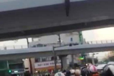 Người đàn ông treo lơ lửng trên cầu vượt giữa giờ tan tầm