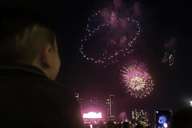 Pháo hoa rực sáng bầu trời TPHCM chào năm mới Giáp Thìn 2024