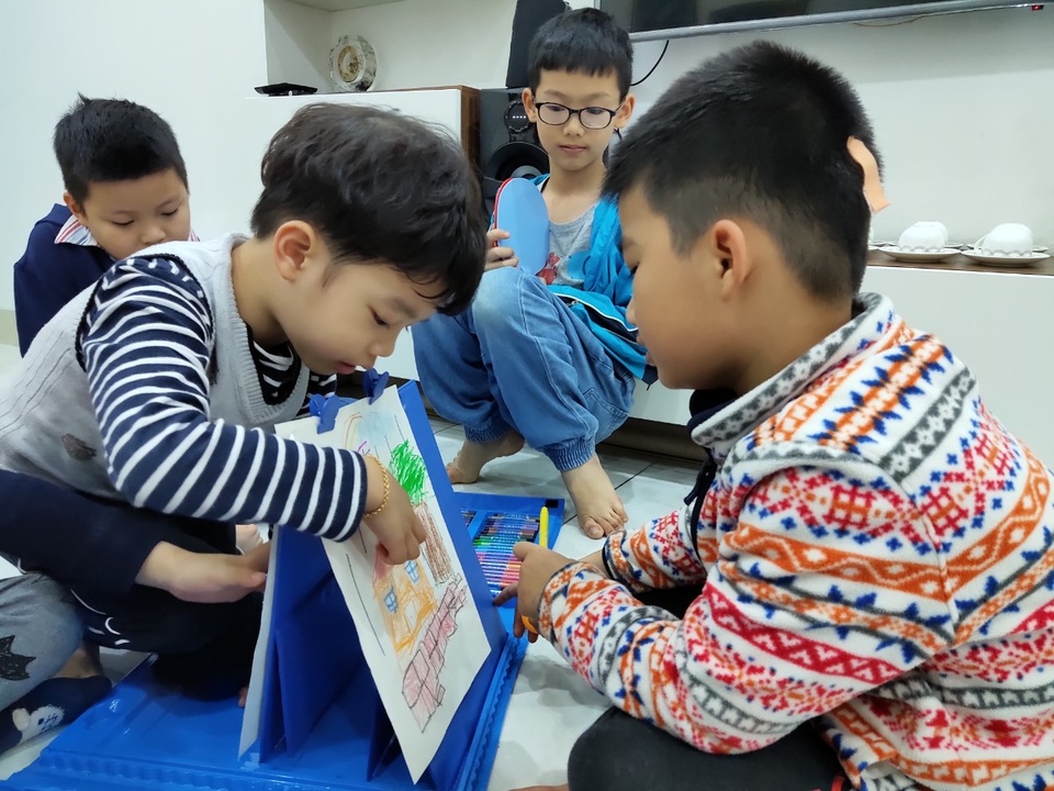 Trông con “thời corona”: Người mang con đi làm, nhà “khóc dở” chia nhau nghỉ - 3 Trông con “thời corona”: Người mang con đi làm, nhà “khóc dở” chia nhau nghỉ - 3