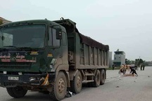 Xe máy kẹp 3 va chạm xe tải, 2 thiếu nữ 16 tuổi tử vong