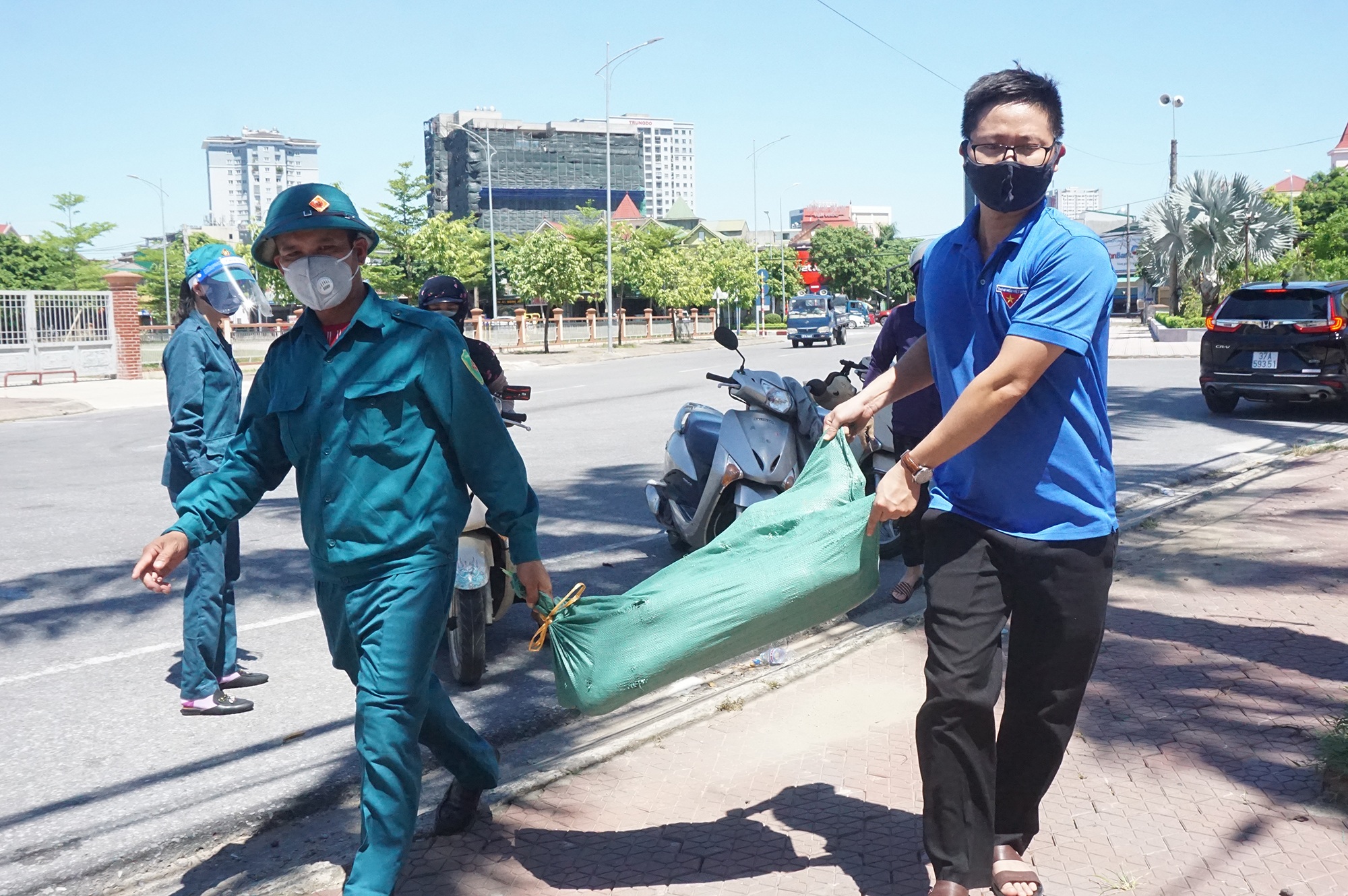 Nghĩa tình gửi tặng vùng phong tỏa chống Covid-19 - 6 Nghĩa tình gửi tặng vùng phong tỏa chống Covid-19 - 6