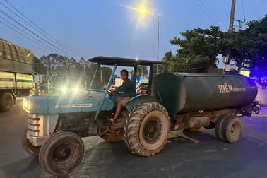 Xe bồn chở nước cả ngày lẫn đêm cho bà con tắm, giặt ở vùng hạn Đồng Nai