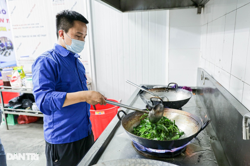 Nấu hàng trăm suất cơm miễn phí gửi tới tuyến đầu chống dịch - 2 Nấu hàng trăm suất cơm miễn phí gửi tới tuyến đầu chống dịch - 2