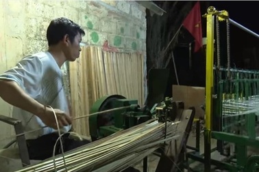 Độc đáo với công nghệ máy dệt mành cọ dùng cho các làng nghề thủ công