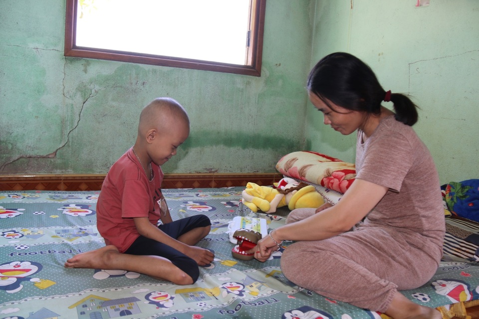 Xót xa cảnh cô bé 7 tuổi nhiều lần ở bên cửa tử, gia đình đã quá kiệt quệ - 2 Xót xa cảnh cô bé 7 tuổi nhiều lần ở bên cửa tử, gia đình đã quá kiệt quệ - 2