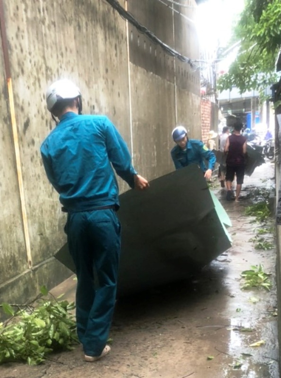 Mưa giông làm tốc mái, xiêu vẹo 17 căn nhà, bật gốc nhiều cây xanh - 12 Mưa giông làm tốc mái, xiêu vẹo 17 căn nhà, bật gốc nhiều cây xanh - 12