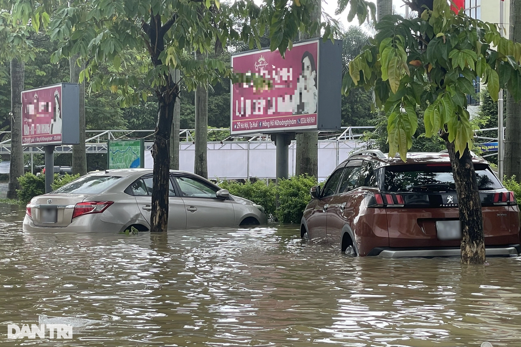 Nước dâng cao trong đêm khiến nhiều ô tô bị ngập sâu (Ảnh: Nhuận Thành)-edited.jpeg Nước dâng cao trong đêm khiến nhiều ô tô bị ngập sâu (Ảnh: Nhuận Thành)-edited.jpeg
