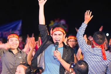 MC Vũ Mạnh Cường  khuấy động sân chơi dành cho công nhân