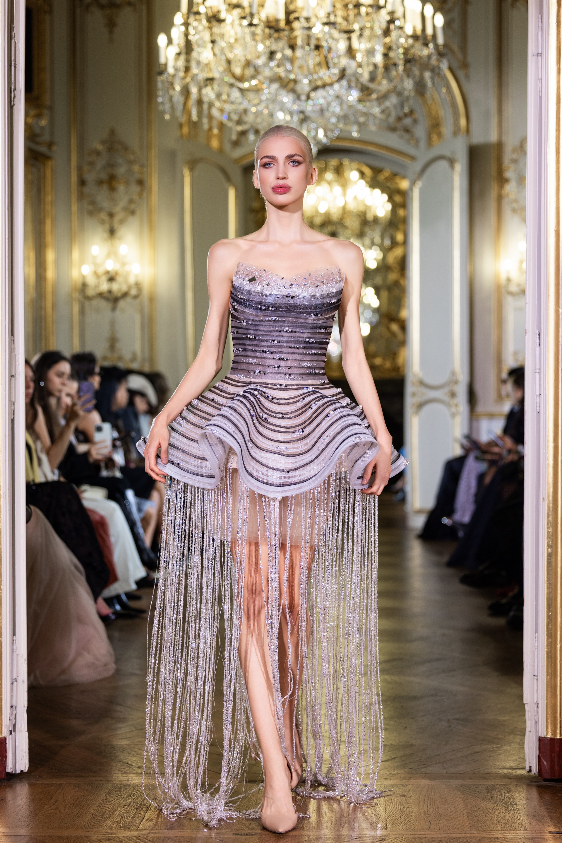 Von vietnamesischen Drachen inspirierte Kostüme bei der Paris Fashion Week – 4 Trình diễn trang phục lấy cảm hứng từ rồng Việt ở Tuần lễ thời trang Paris - 4