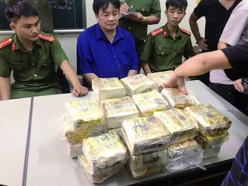 Bị vây bắt, xe của trùm ma túy lật ngửa, ma túy đổ xuống đường - 1 Bị vây bắt, xe của trùm ma túy lật ngửa, ma túy đổ xuống đường - 1