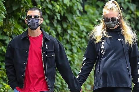 "Sao" phim "Trò chơi vương quyền" lần đầu lộ bụng bầu