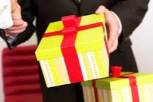 Nghiêm cấm biếu, tặng quà Tết lãnh đạo dưới mọi hình thức