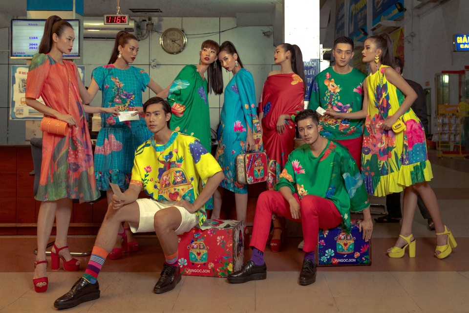 Dàn chân dài rực rỡ sắc màu đón năm mới - 7