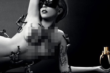 Lady Gaga “cởi đồ” quảng cáo nước hoa