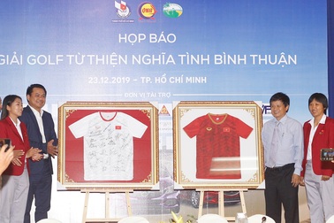 Bán đấu giá 2 áo đấu có chữ ký của các cầu thủ nữ Việt Nam tại giải golf từ thiện