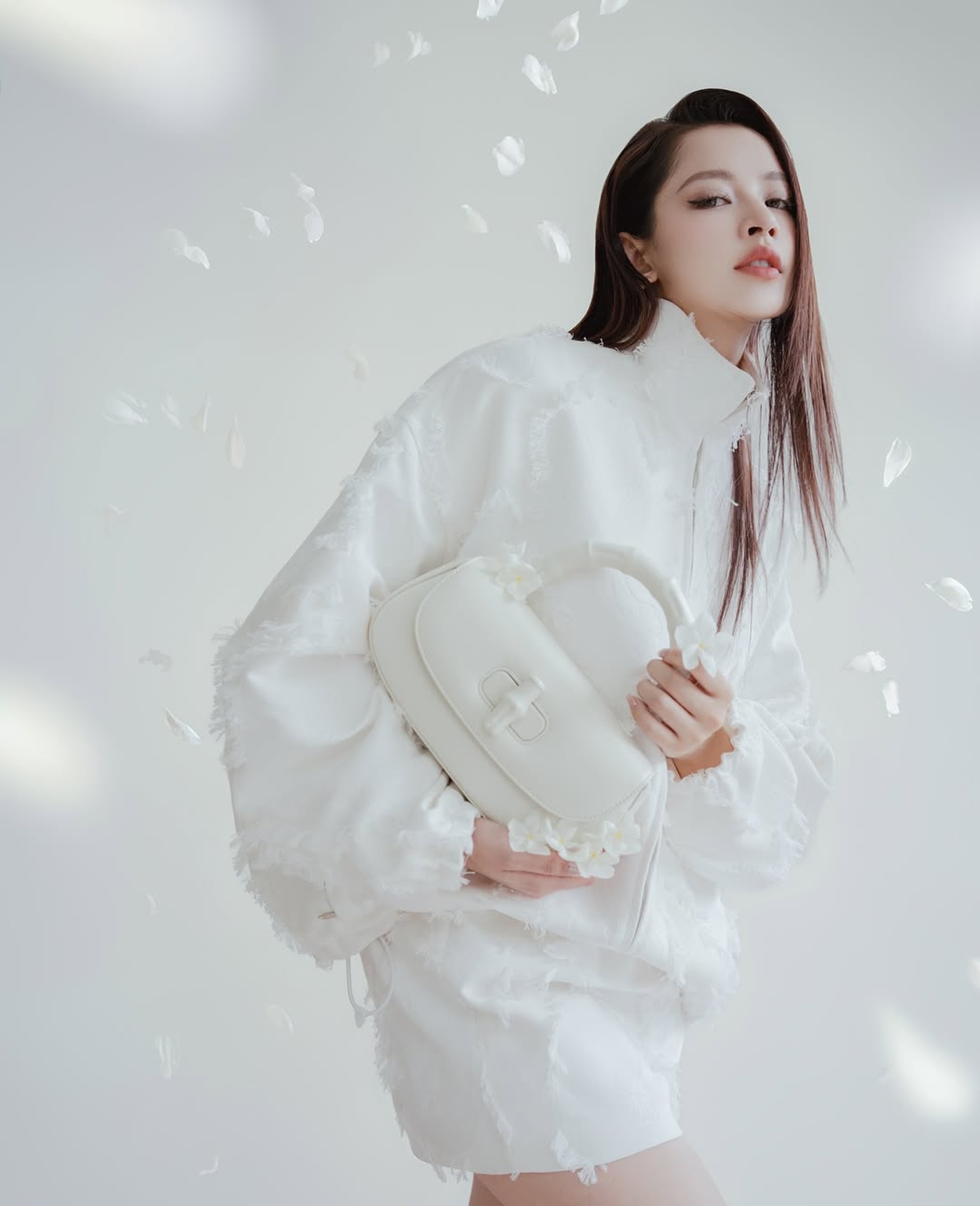 Chi Pu diện đồ Gucci lên tạp chí Ý, liệu có thành Bạn thân thương hiệu? - 1 Chi Pu diện đồ Gucci lên tạp chí Ý, liệu có thành Bạn thân thương hiệu? - 1