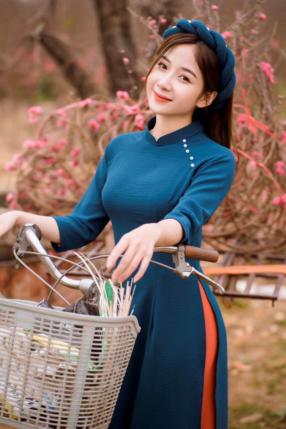 Nữ sinh Báo chí xúng xính áo dài đón Xuân sang - 13 Nữ sinh Báo chí xúng xính áo dài đón Xuân sang - 13