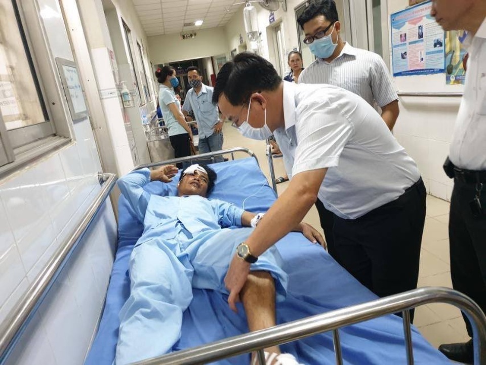 Bé gái bàng hoàng chứng kiến mẹ bị bức tường khổng lồ đổ vùi lấp - 3 Bé gái bàng hoàng chứng kiến mẹ bị bức tường khổng lồ đổ vùi lấp - 3