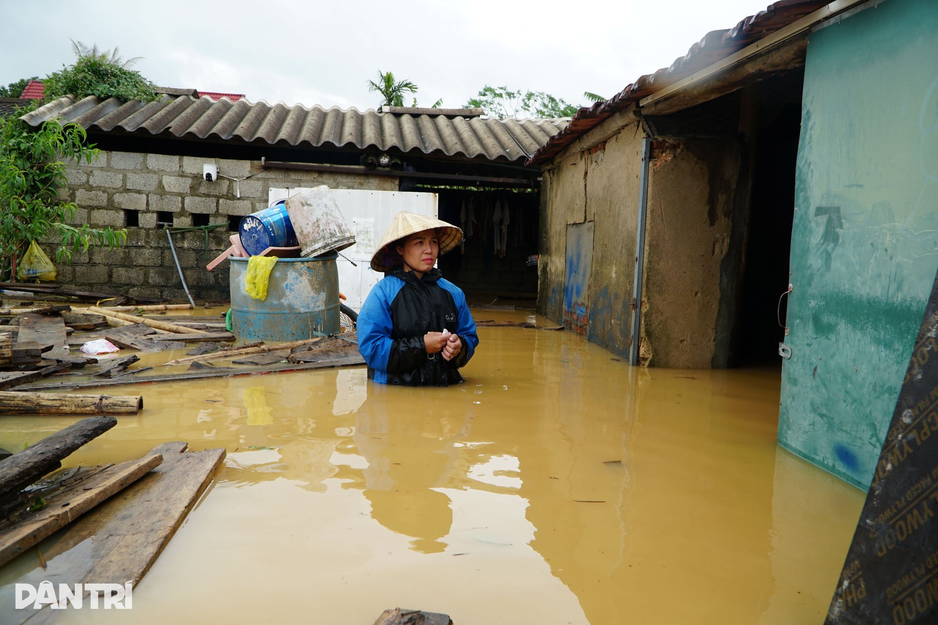 Lũ dâng nhanh, vợ chồng bất lực nhìn tài sản chìm trong biển nước - 1 Lũ dâng nhanh, vợ chồng bất lực nhìn tài sản chìm trong biển nước - 1