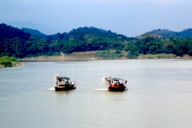 Mạnh tay xử lý ... "giặc cát" trên sông 