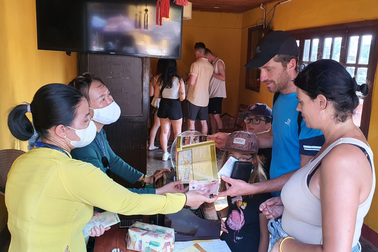 Khách lẻ, khách gia đình vào phố cổ Hội An không phải mua vé