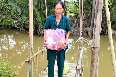 Lão nông miền Tây "chế" cáp treo băng qua kênh... "nhanh như chớp"