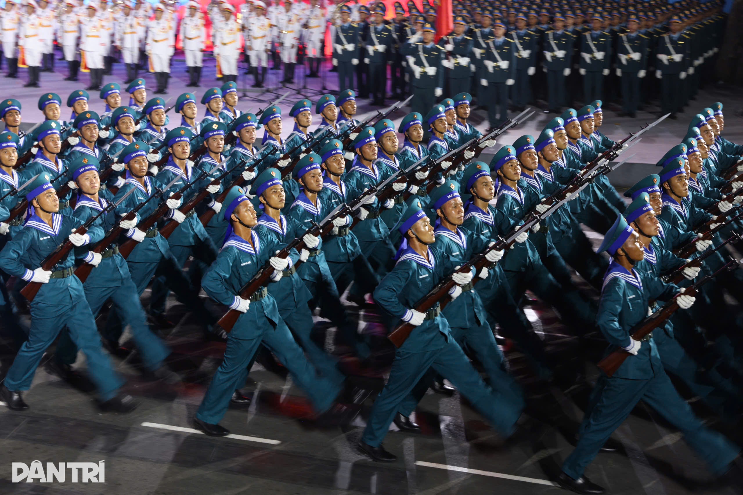 View - Đoàn quân diễu binh trùng trùng như sóng tại buổi sơ duyệt đại lễ 30/4 | Báo Dân trí