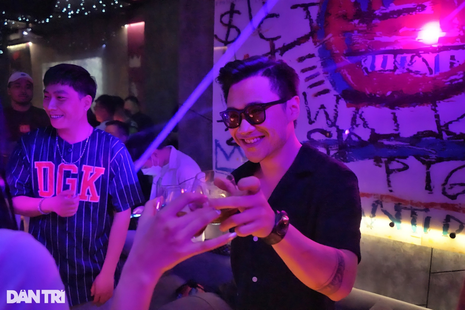 Giới trẻ Hà Nội xuyên đêm quẩy hết mình trong ngày đầu quán bar mở lại - 11 Giới trẻ Hà Nội xuyên đêm quẩy hết mình trong ngày đầu quán bar mở lại - 11