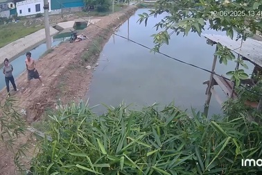 Clip ghi lại khoảnh khắc 3 học sinh Nghệ An bị điện giật