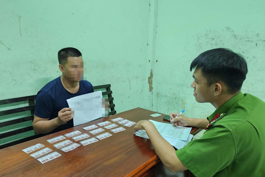 Dán hàng trăm tờ quảng cáo mỗi sáng ở TPHCM, nam thanh niên bị bắt gỡ - 1 Dán hàng trăm tờ quảng cáo mỗi sáng ở TPHCM, nam thanh niên bị bắt gỡ - 1